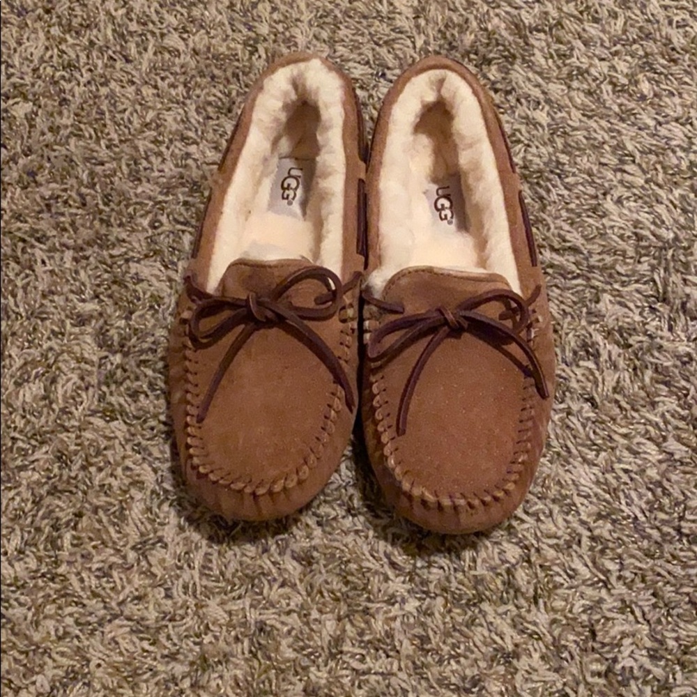 Like NEW Ugg moccasins